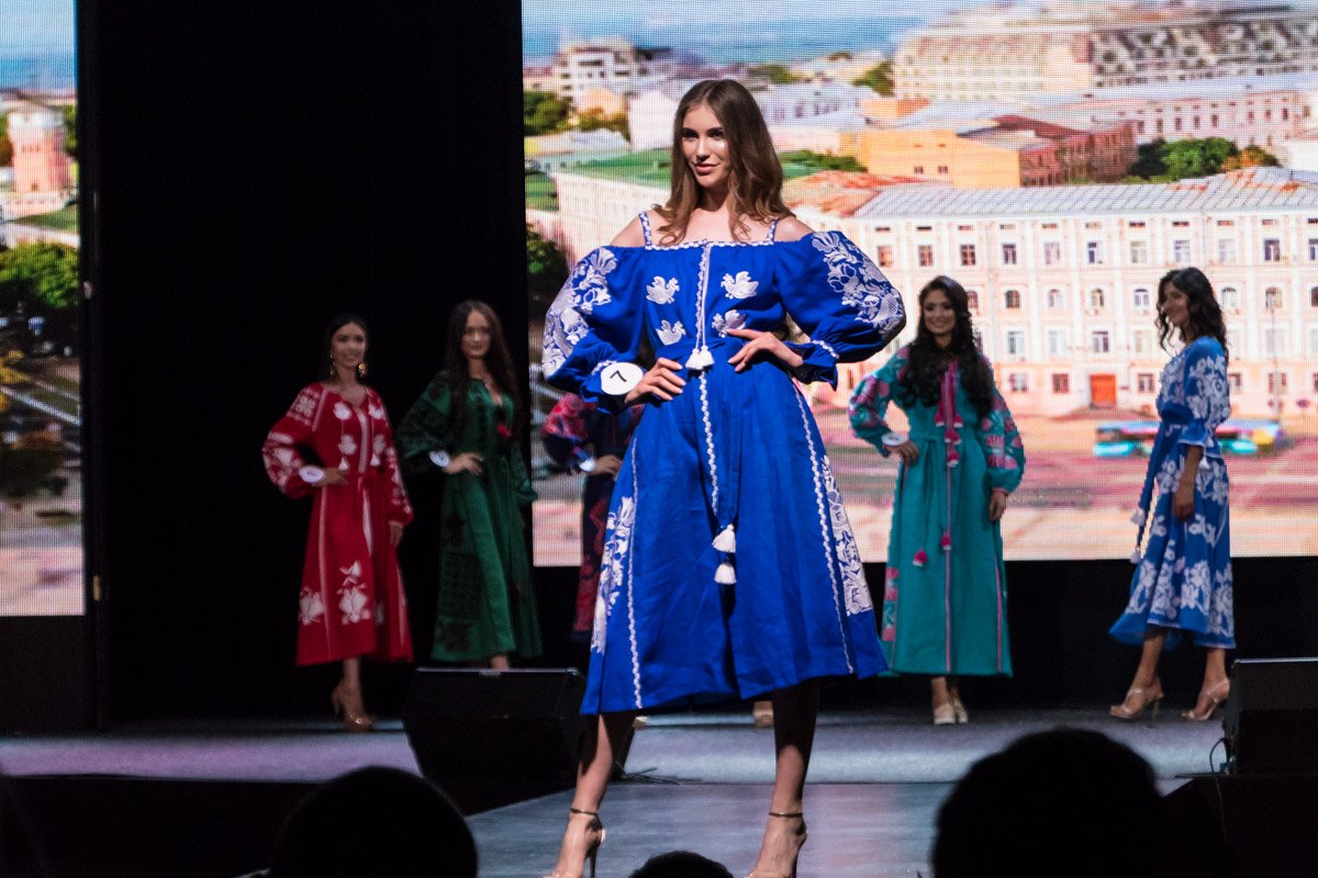 Девушки позировали в вышитых платьях Девушки позировали в вышитых платьях