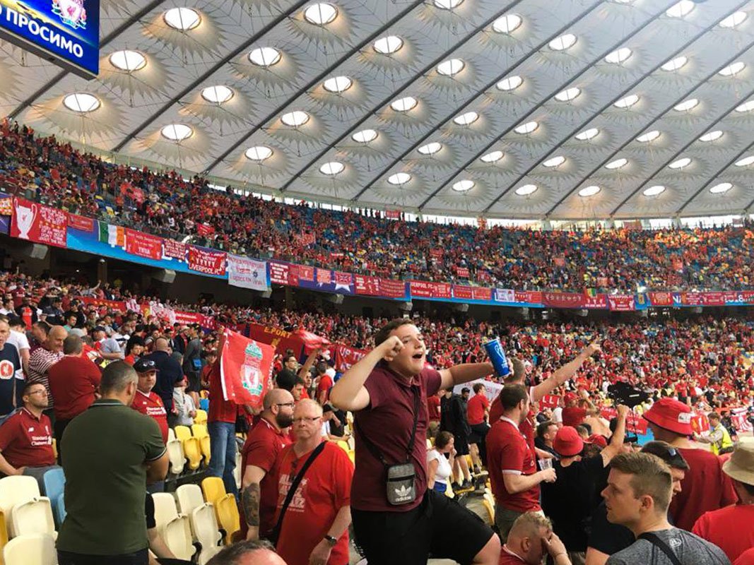 Трибуны окрасились в ярко-красные цвета «Ливерпуля» Трибуны окрасились в ярко-красные цвета «Ливерпуля»