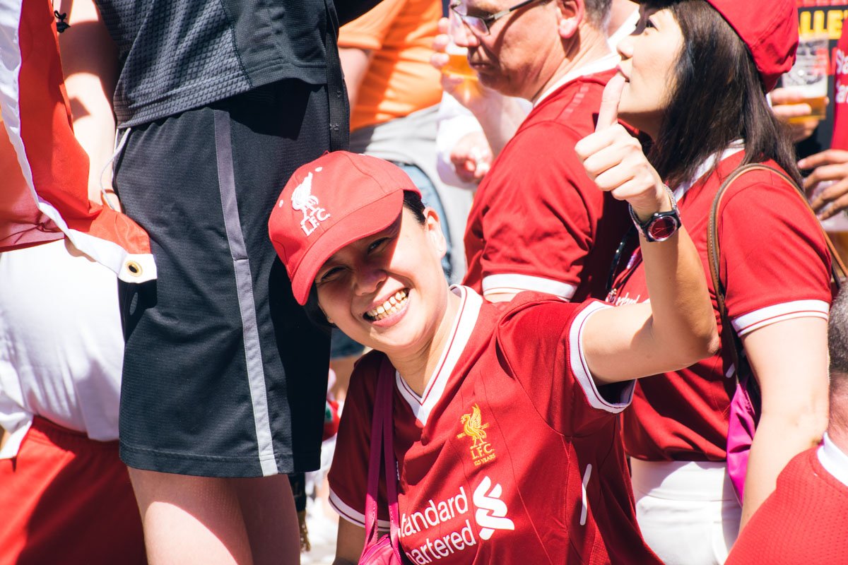 Многие из них уже успели «подкрепиться» пивом и развлекаются Многие из них уже успели «подкрепиться» пивом и развлекаются