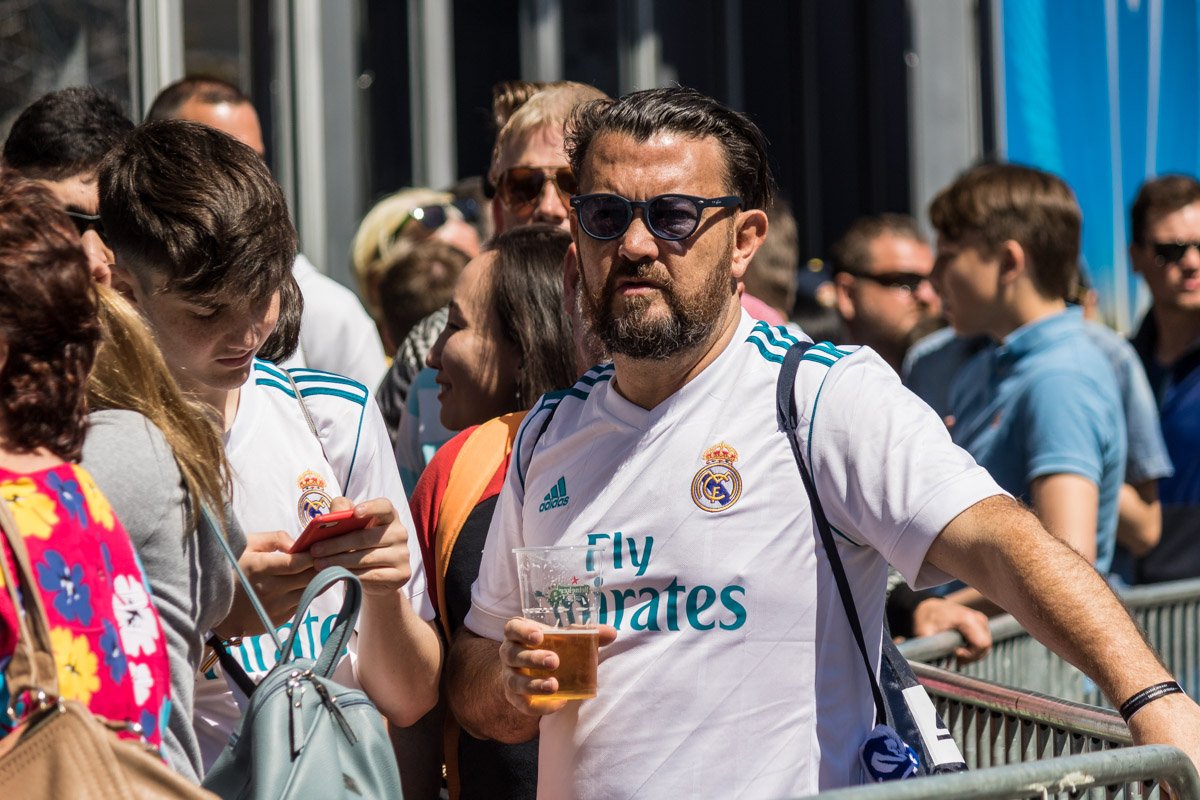 Фаны «заправляются» пивом Фаны «заправляются» пивом