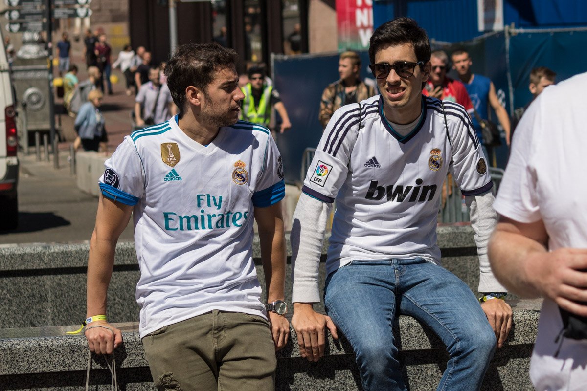 Белые футболки испанцев разбавили толпу фанов Ливерпуля