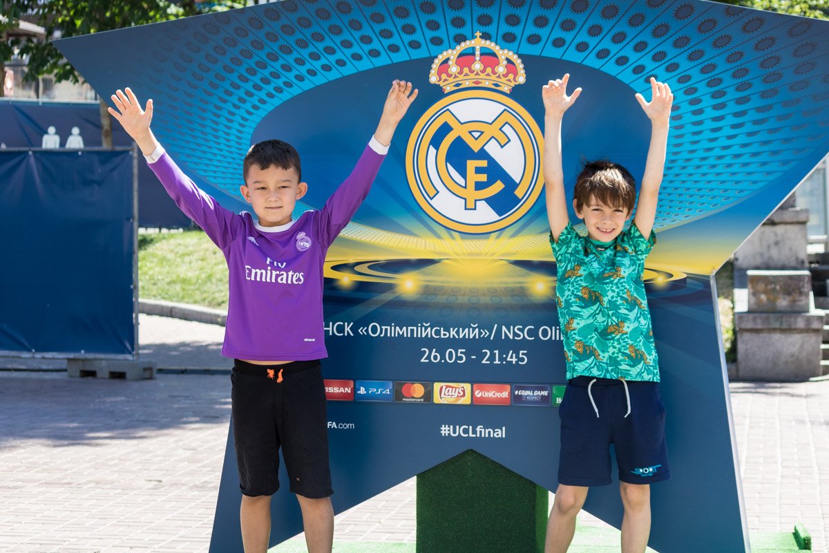 Теперь же в глаза бросаются не только засилье ярко-красных флагов Ливерпуля