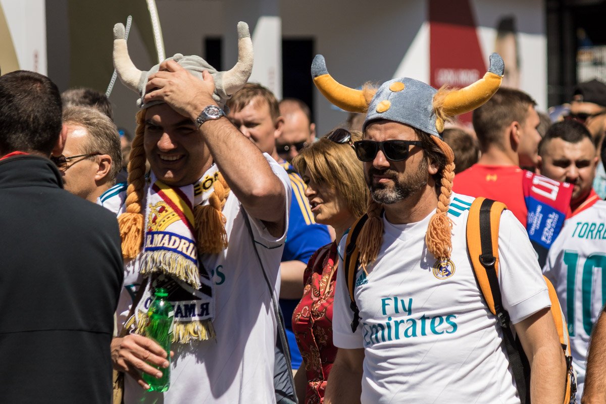 Но и бело-синие знамена испанцев