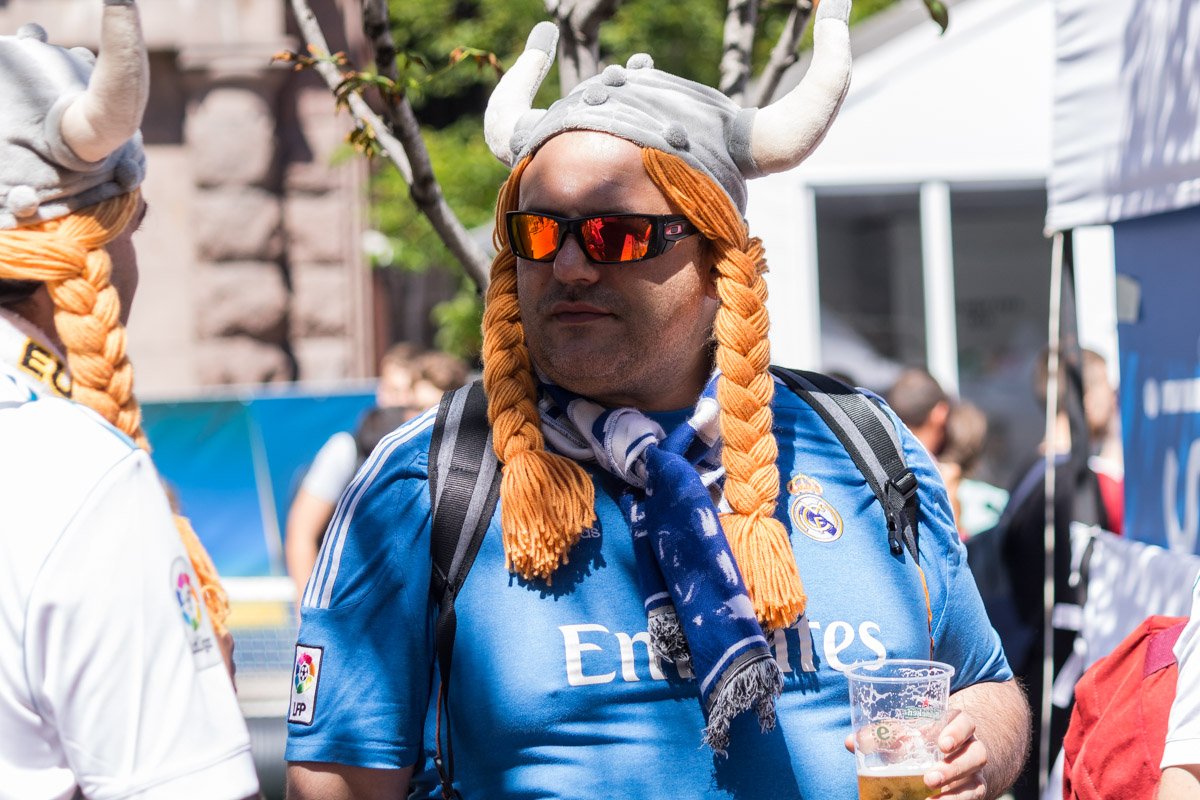 Болельщики ходят в символике любимой команды