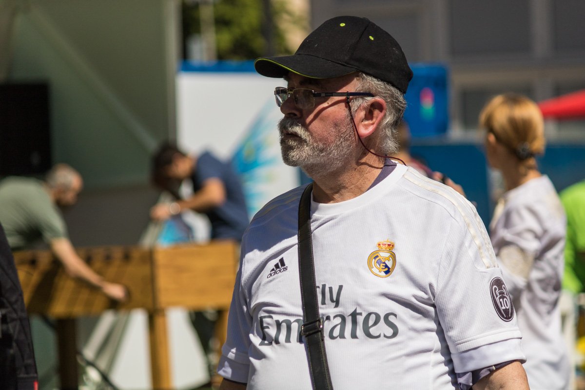 Болеть за любимую команду прилетели люди разного возраста