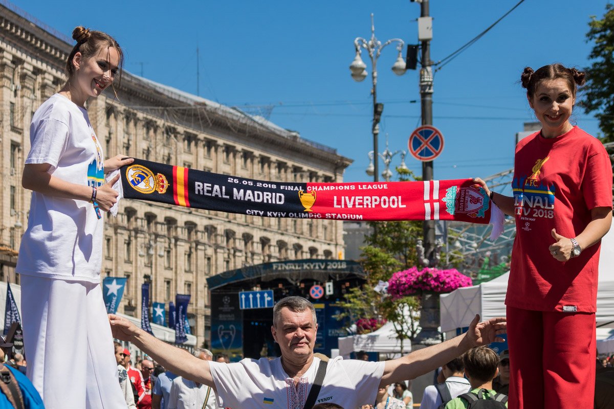 Все гуляют и фотографируются