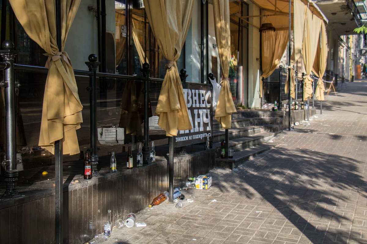 Тротуар превратился в свалку