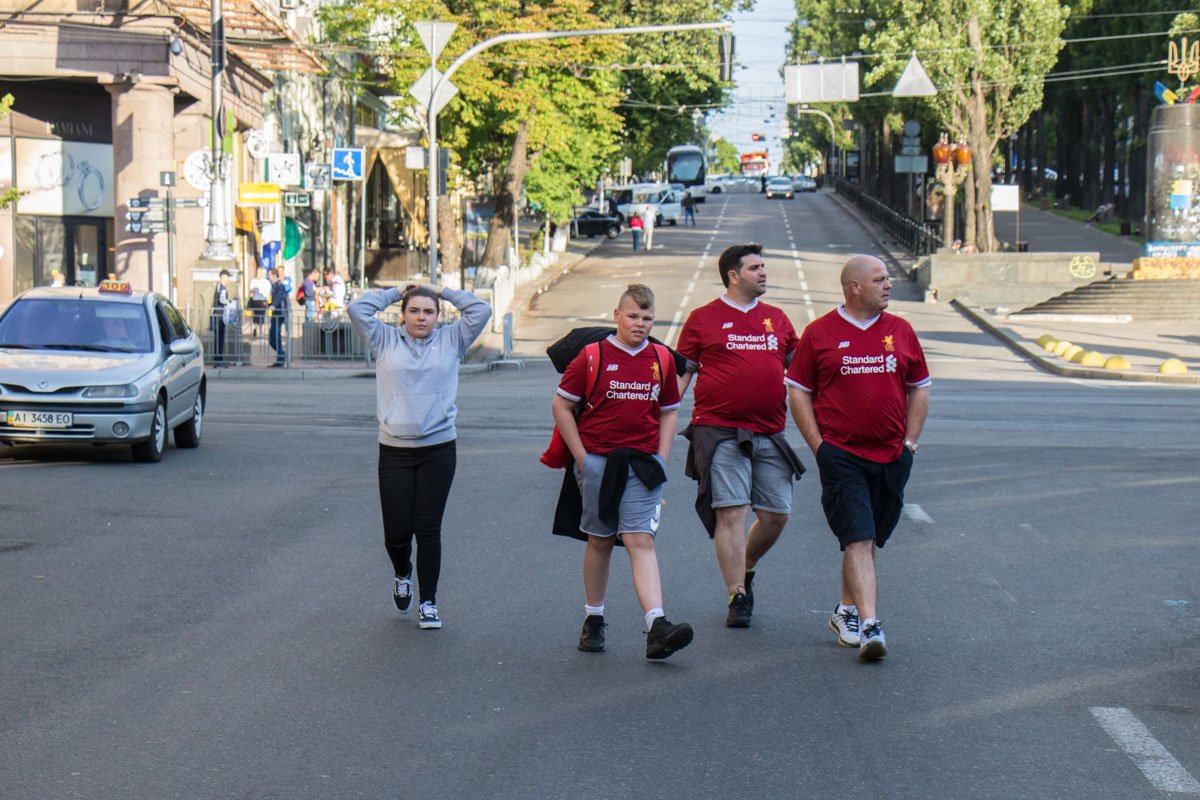 Прибывшие из разных уголков мира фанаты начали во всю отмечать свой приезд на финал ЛЧ