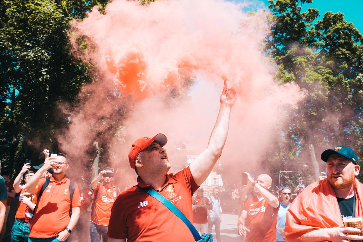 Главное и зрелищное действо - фаны массово жгут красные файеры
