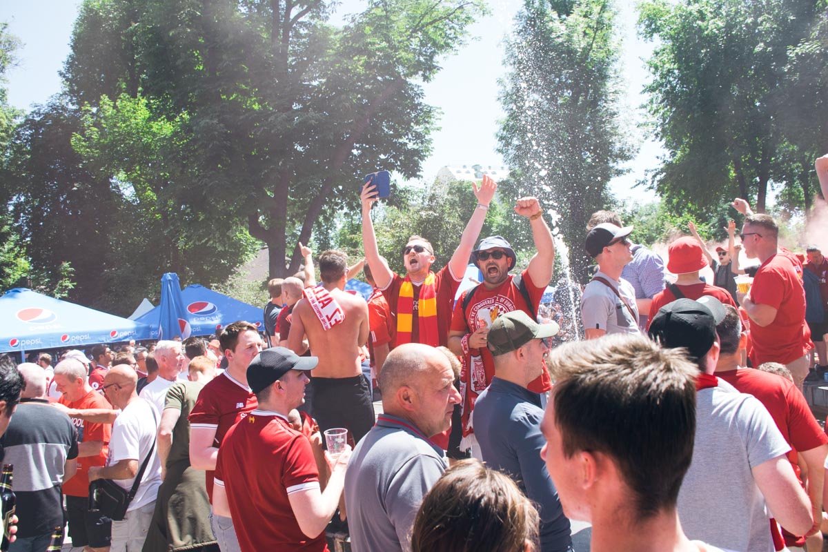 Также они танцуют, поют и фотографируются