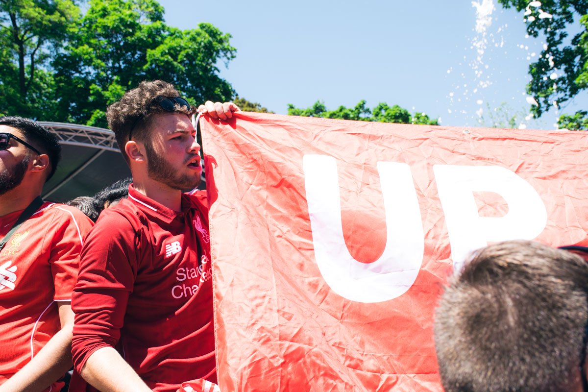 Болельщики разворачивают флаги и плакаты