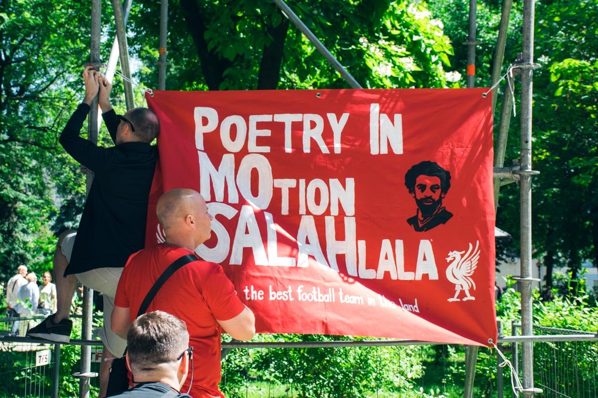 Некоторые вешают на деревья и конструкции в парке