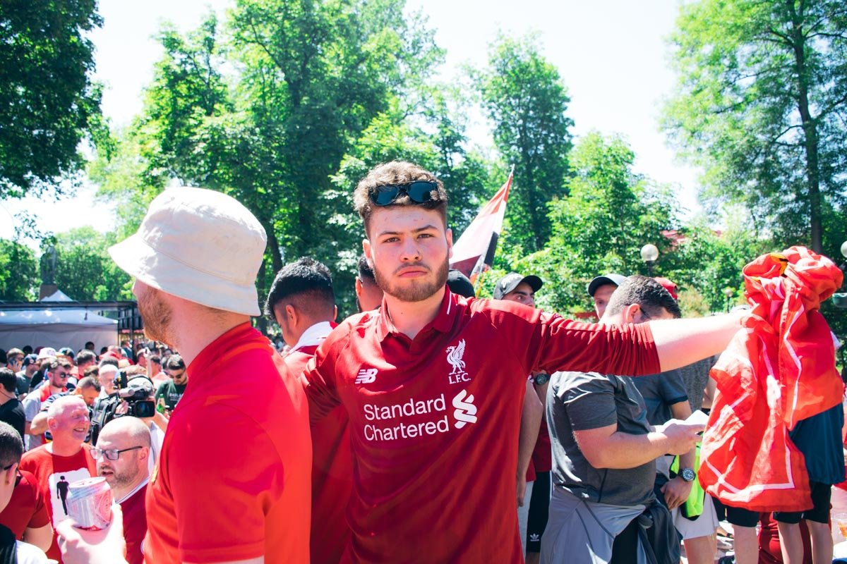 Болельщики развлекаются по полной до начала матча финала Лиги Чемпионов