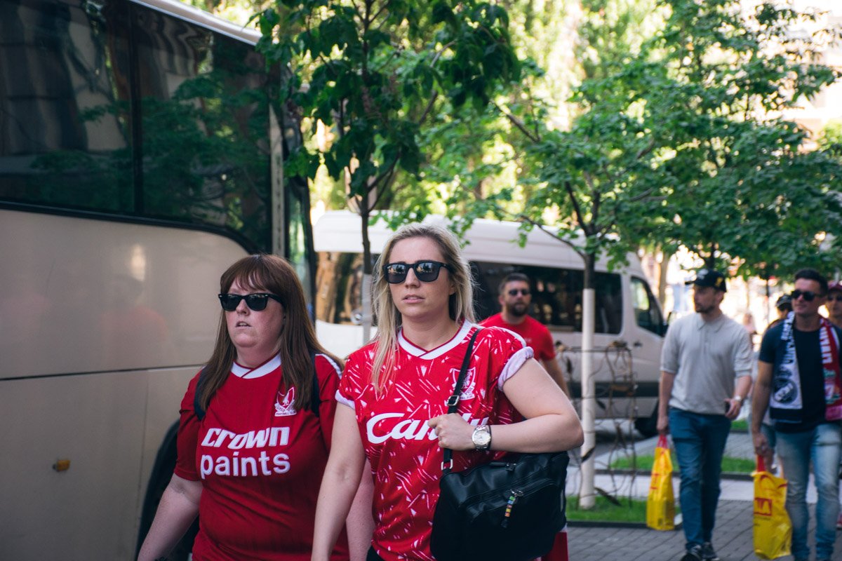 Некоторые просто прогуливаются по парку