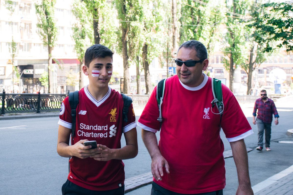 Фанатов "Ливерпуля" можно встретить в любом уголке центра Киева