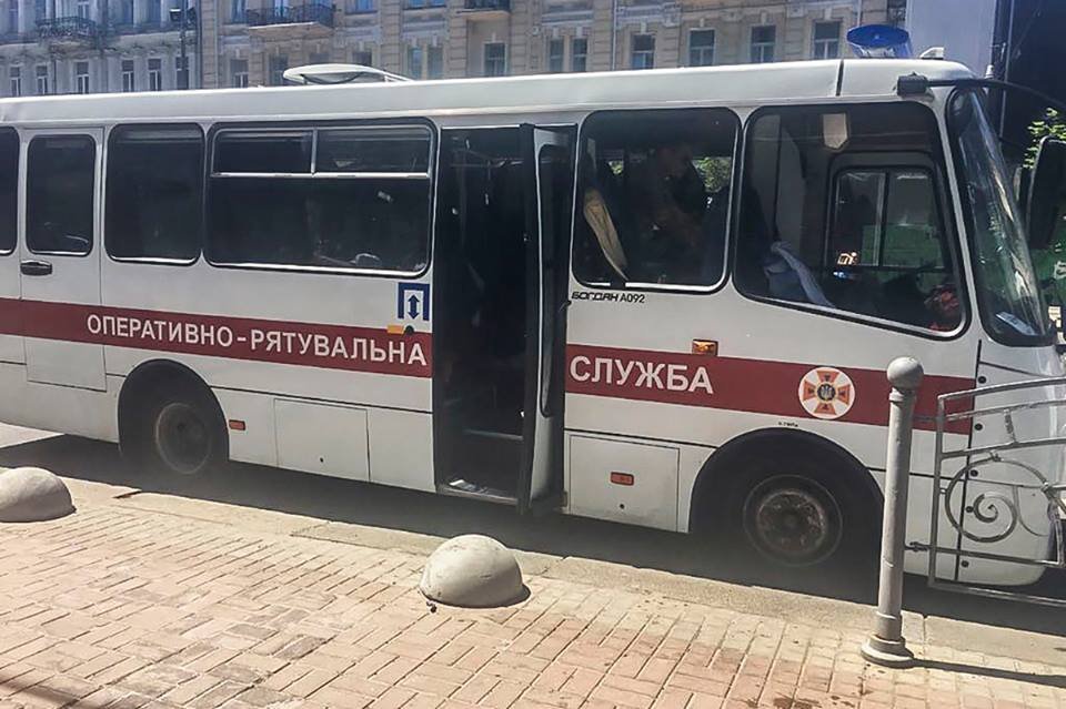 Многострадальный автобус наконец-то отпустили фанаты