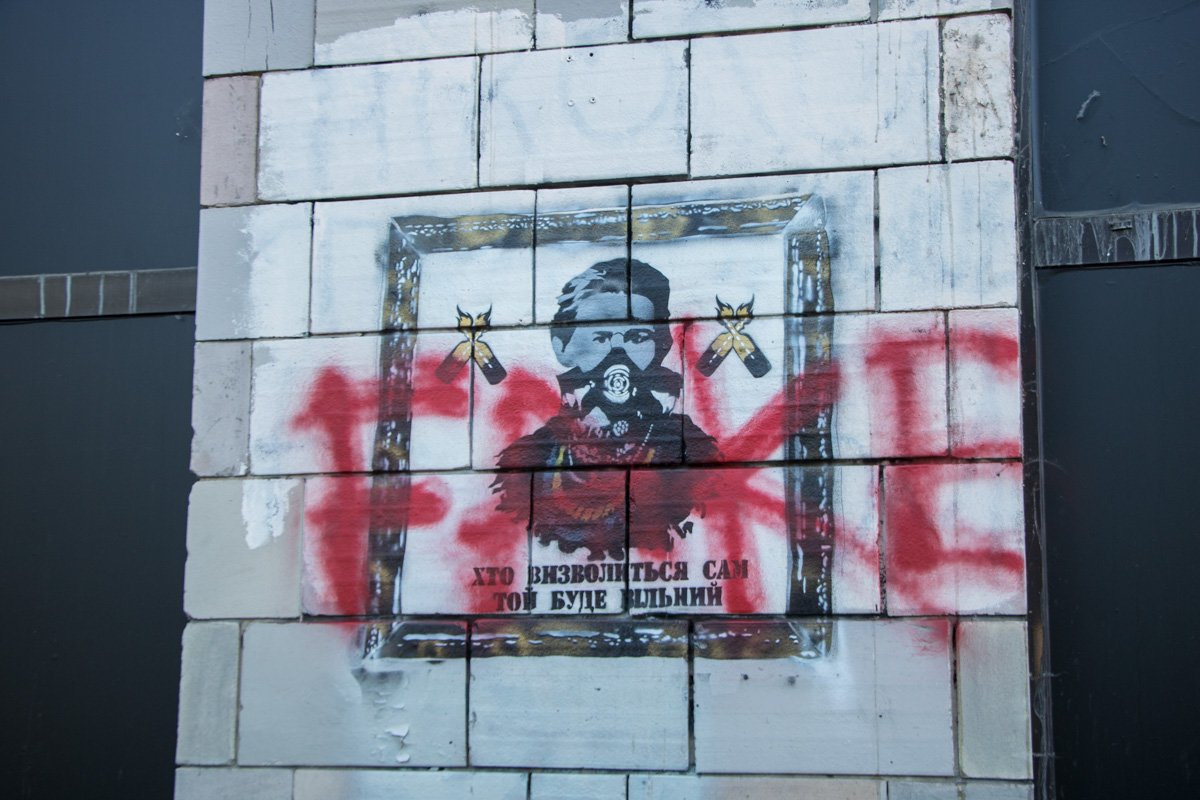 В Киеве на улице Грушевского неизвестные разрисовали многострадальные Иконы Майдана В Киеве на улице Грушевского неизвестные разрисовали многострадальные Иконы Майдана