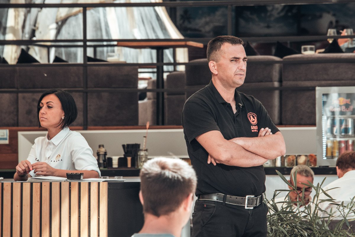 И не смотри на меня так!