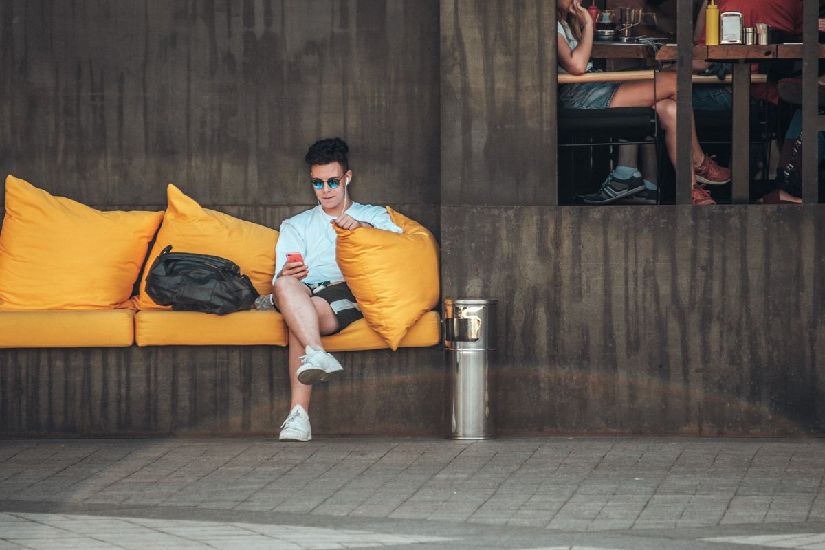 Моя девушка на футболе, а я нет... Может, у меня нет девушки?