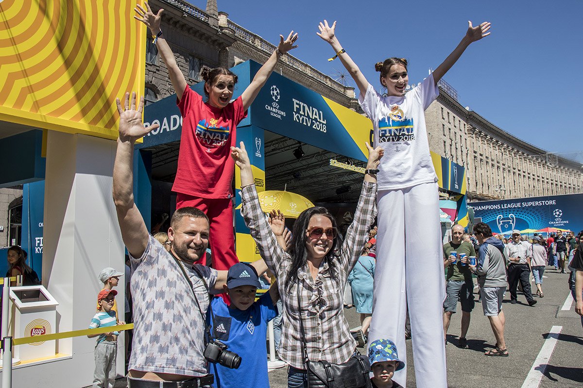 С такими девчонками нельзя не сфоткаться