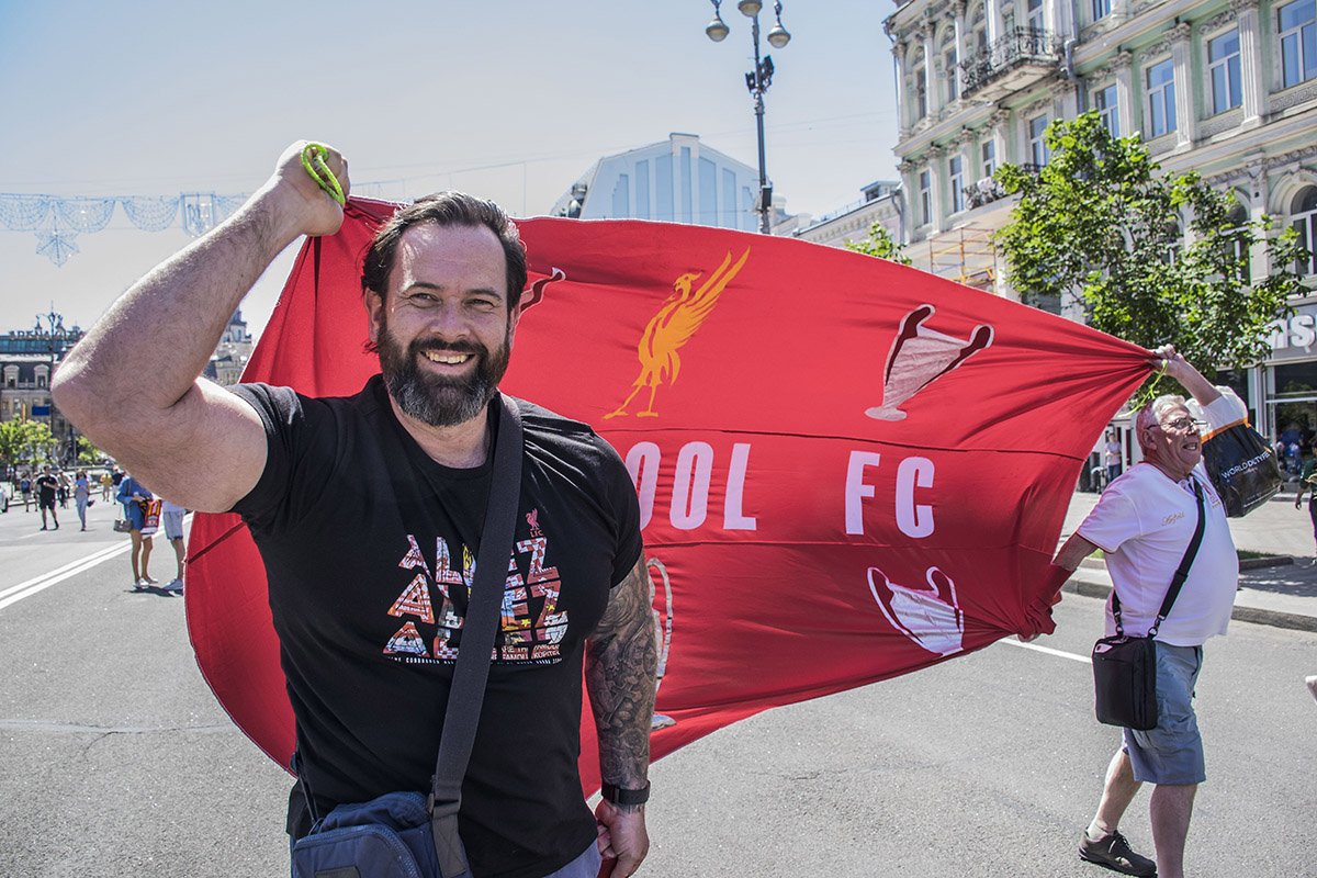 Ливерпульцы гордо несут знамена