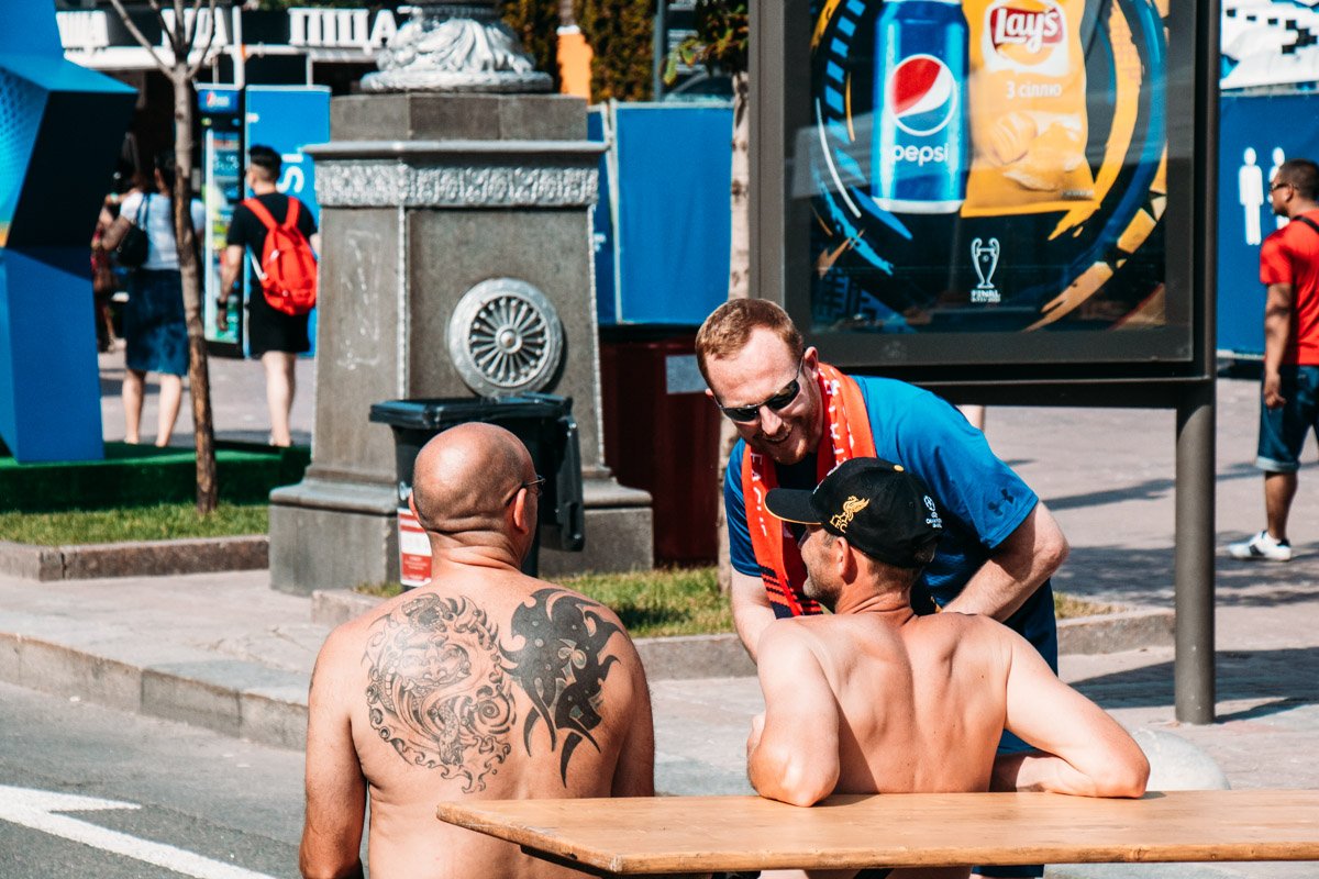 Вне фан-зоны тоже жара