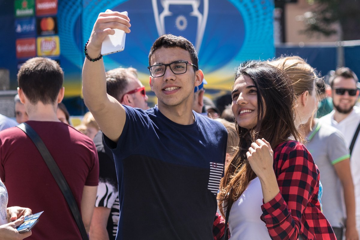 Даже если не в футболке с лого, это не значит, что не фанатка