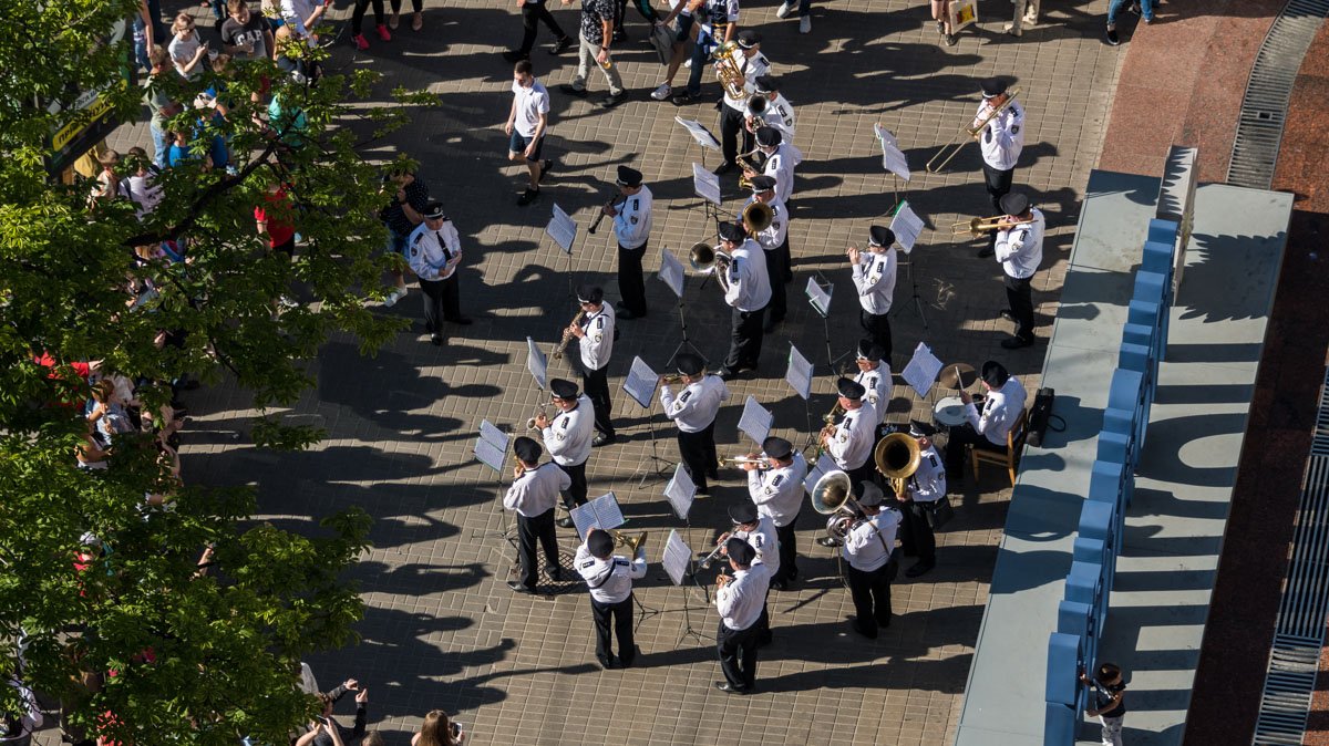 Возле главной фан-зоны столицы развлекаются много иностранных фанатов