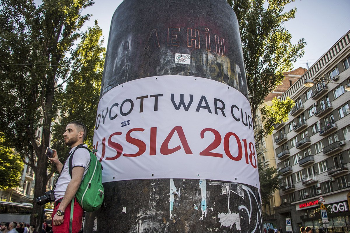 На бывшем памятнике Ленина возле Бессарабской площади вывесили соответствующий плакат