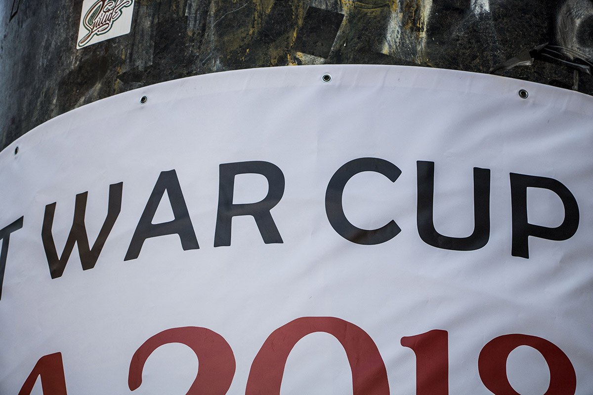 На плакате написали Wor cup (Кубок войны) вместо World cup (Кубок мира)