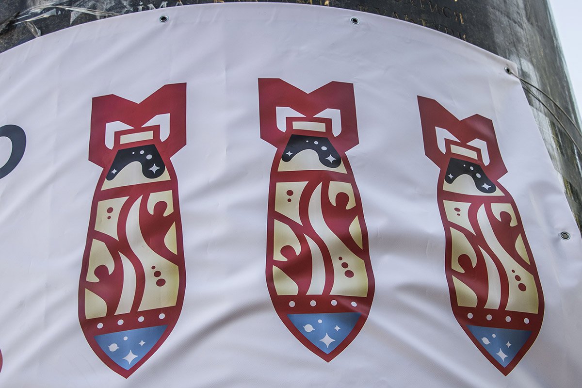 Также нарисовали ракеты