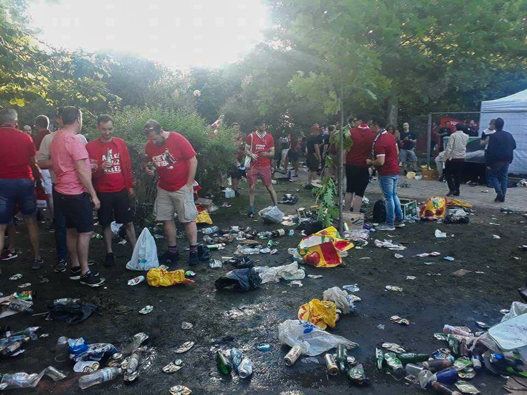 Фанаты ушли, оставив горы мусора