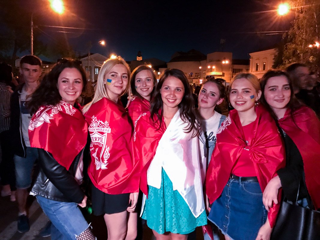 Пока радостные фанатки делают очередное фото...