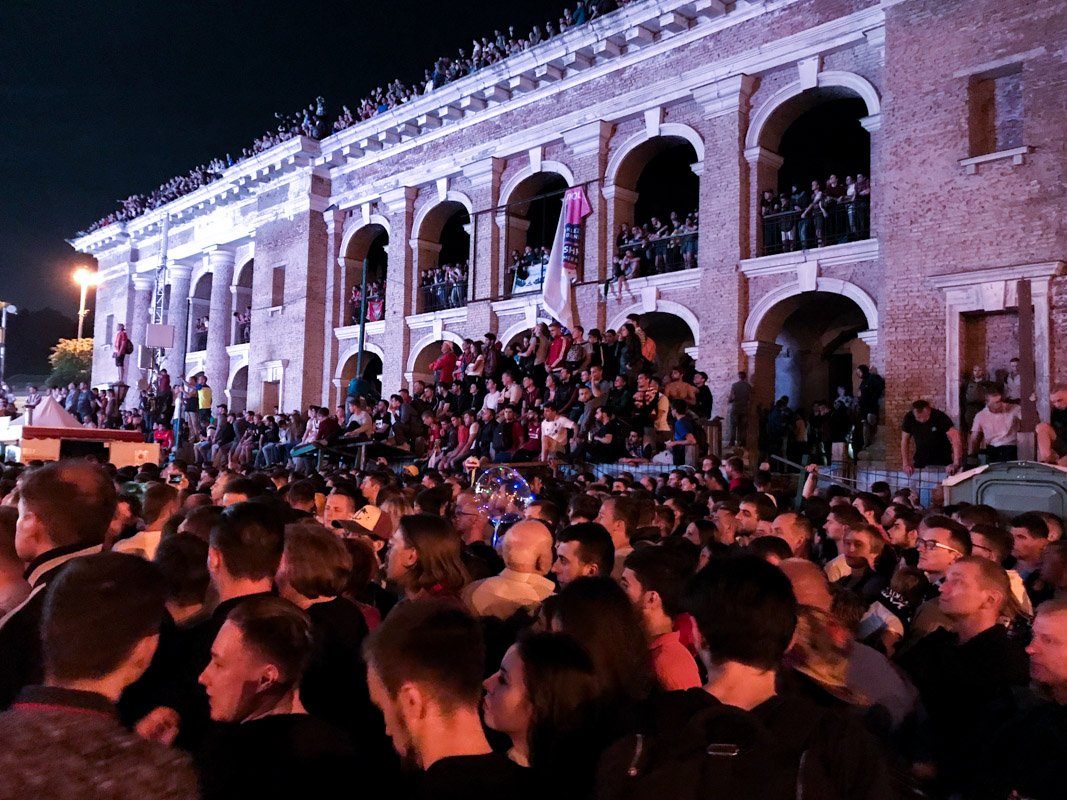 ... некоторые особо хитрые зрители тестируют на прочность крыши биотуалетов