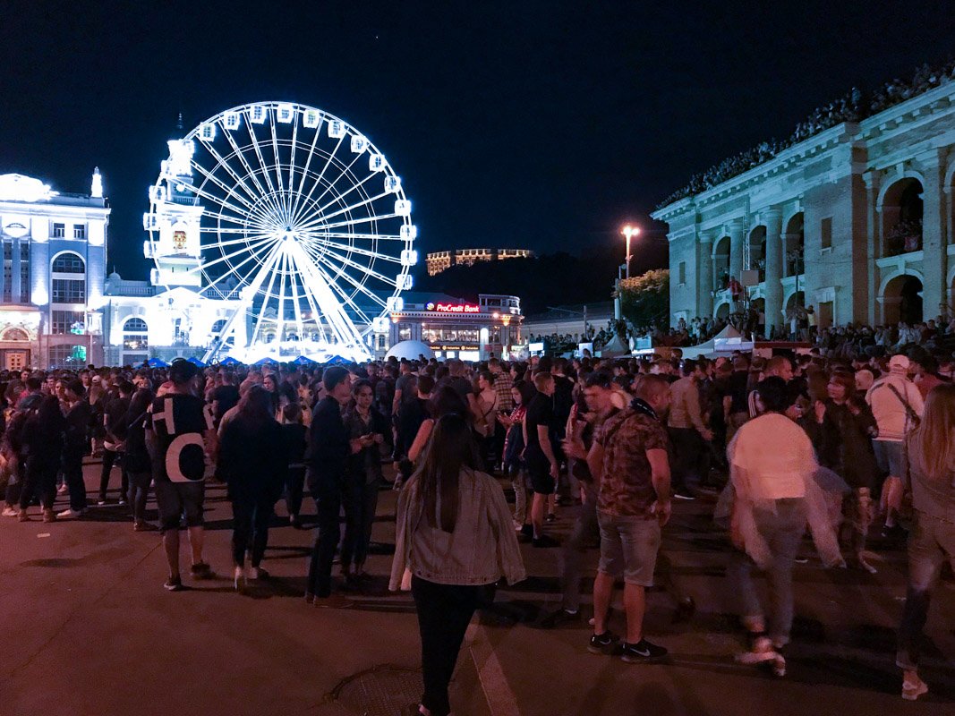 Народ не перестает прибывать на площадь