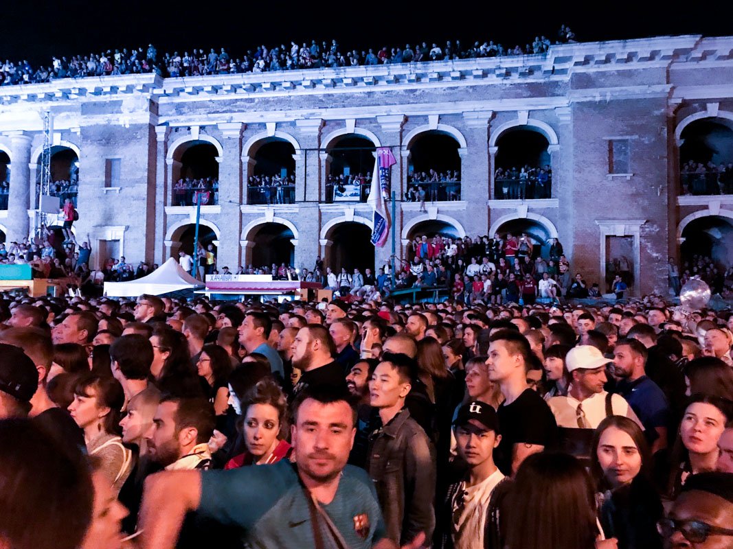 Несмотря на то, что строение Гостиного двора на реконструкции и небезопасно, люди стоят в помещениях и на крыше