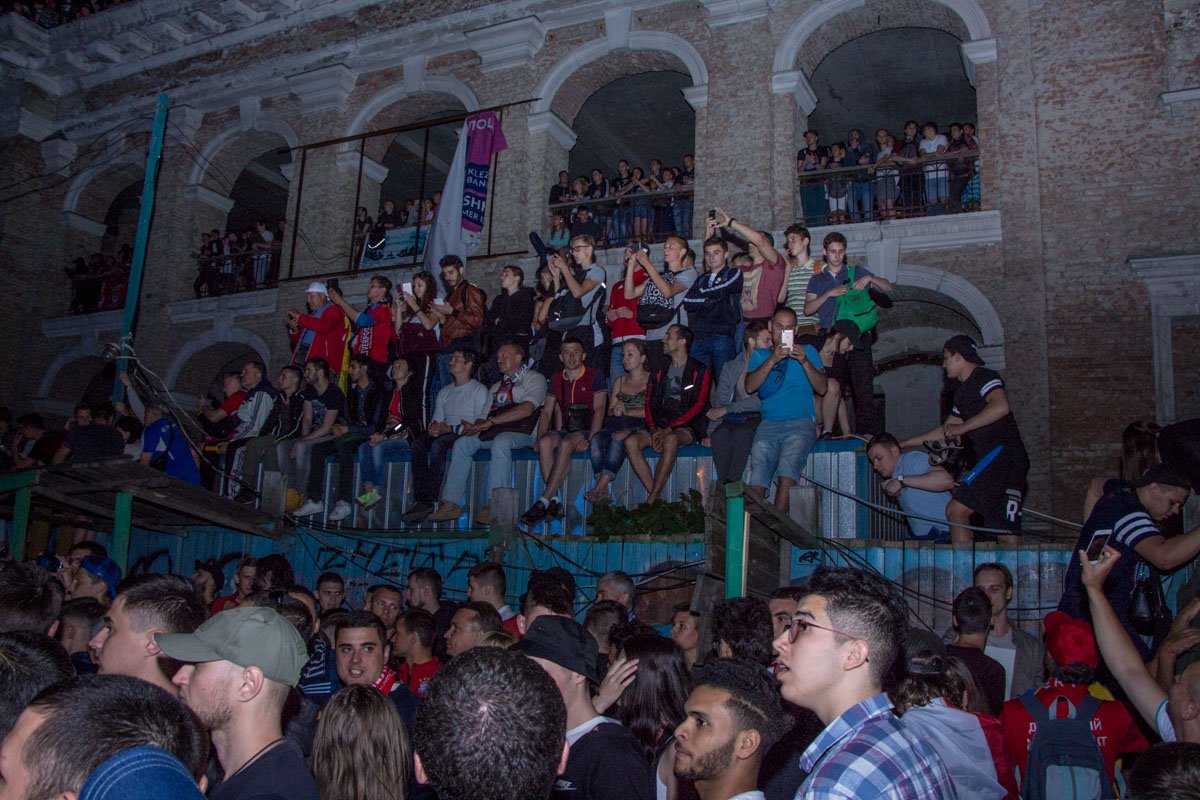 Те, кому было плохо видно, забрались на на близлежащие строения