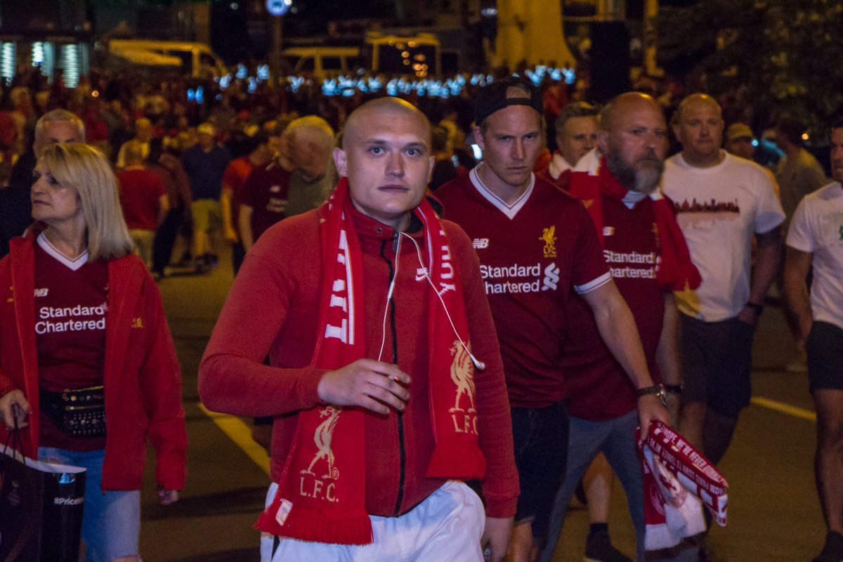 Расстроенные результатом фанаты начали покидать стадион до финального свистка