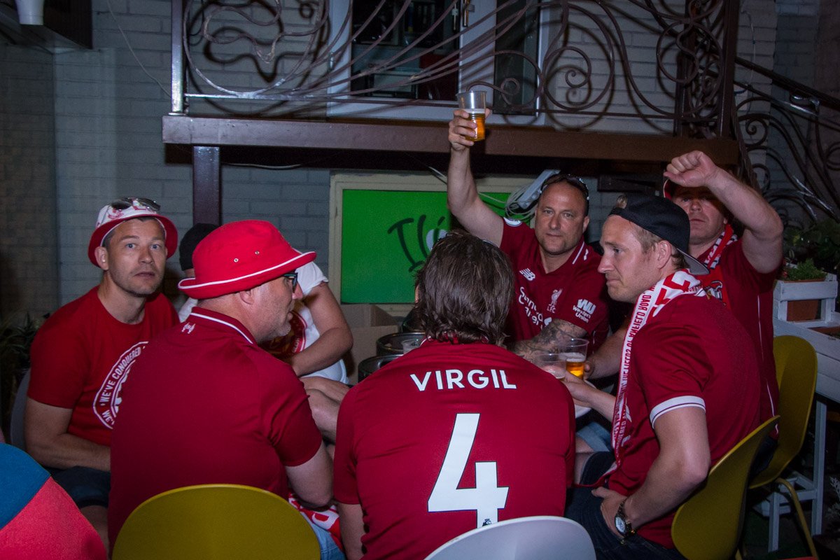 После матча все разошлись по барам