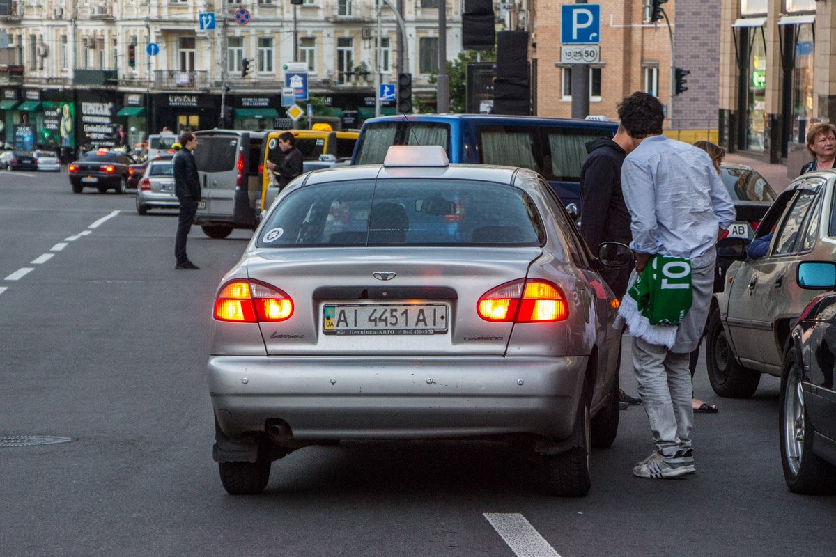 Таксисты подбирают клиента даже со второго ряда дороги