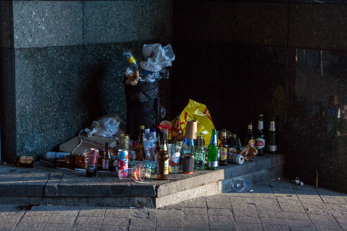 После массовых фанатских гуляний город буквально утонул в мусоре