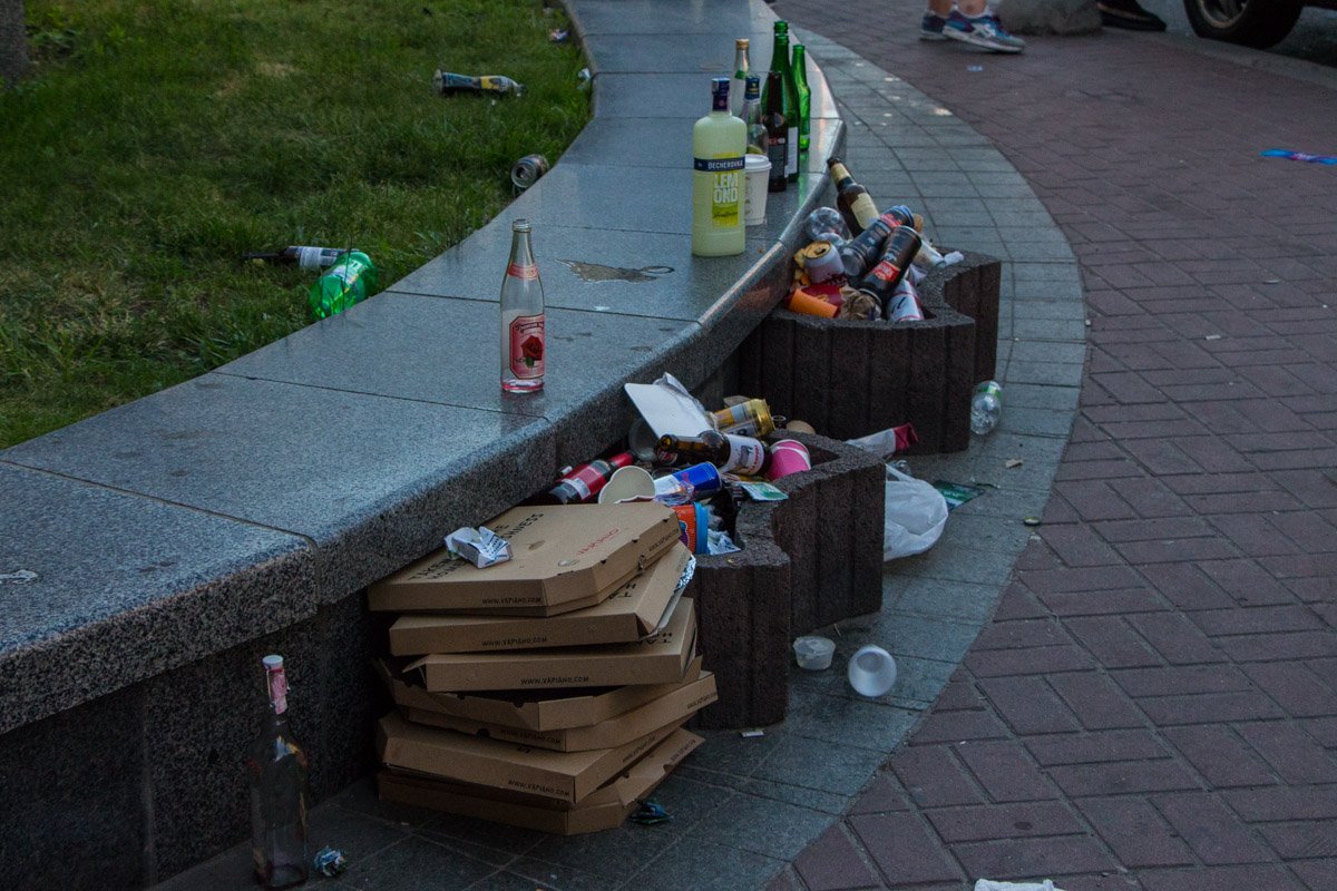 Практически на каждом углу валяются коробки, бумажки и обертки