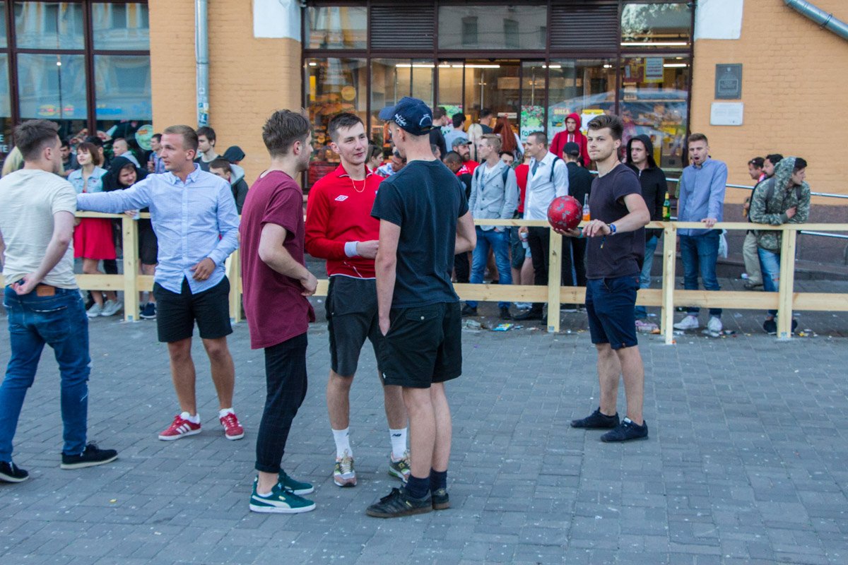 Самые стойкие болельщики утром продолжили гулять по улицам столицы