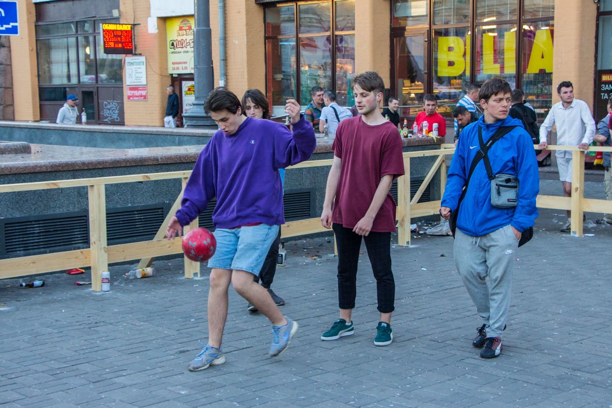 Возле Бессарабского рынка играли в футбол