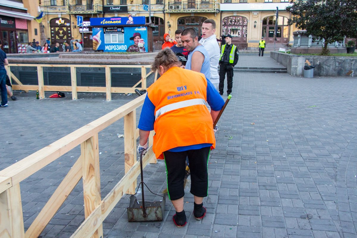 Коммунальщики пытаются вернуть Киеву прежний вид