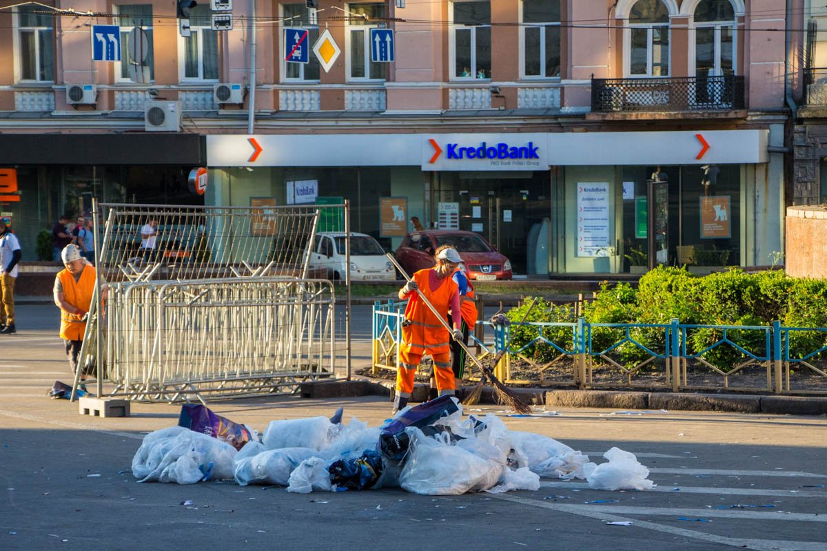 Разгребают завалы