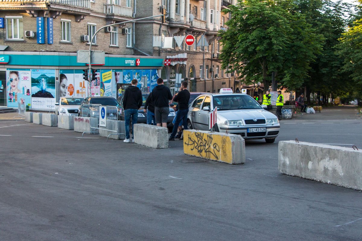 С дорог убирают бетонные блоки, их уже почти не осталось