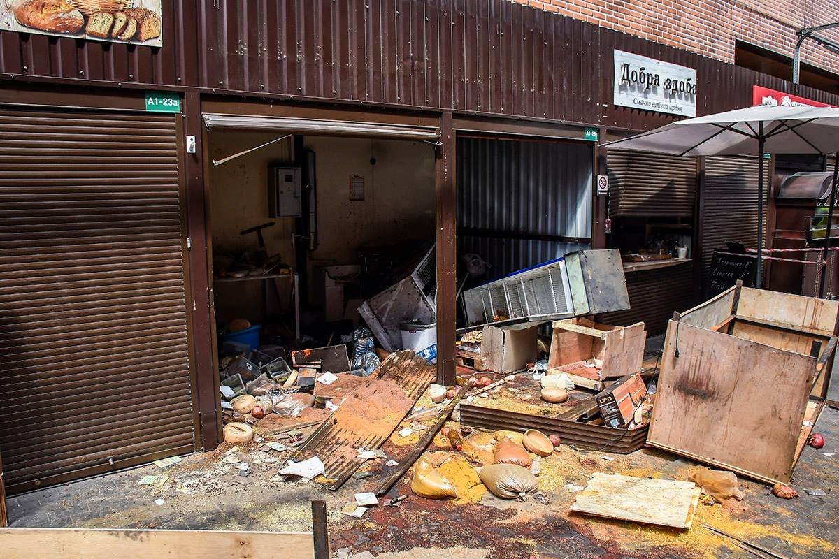 Возле ларьков на станции метро "Лесная" в Киеве произошли столкновения 