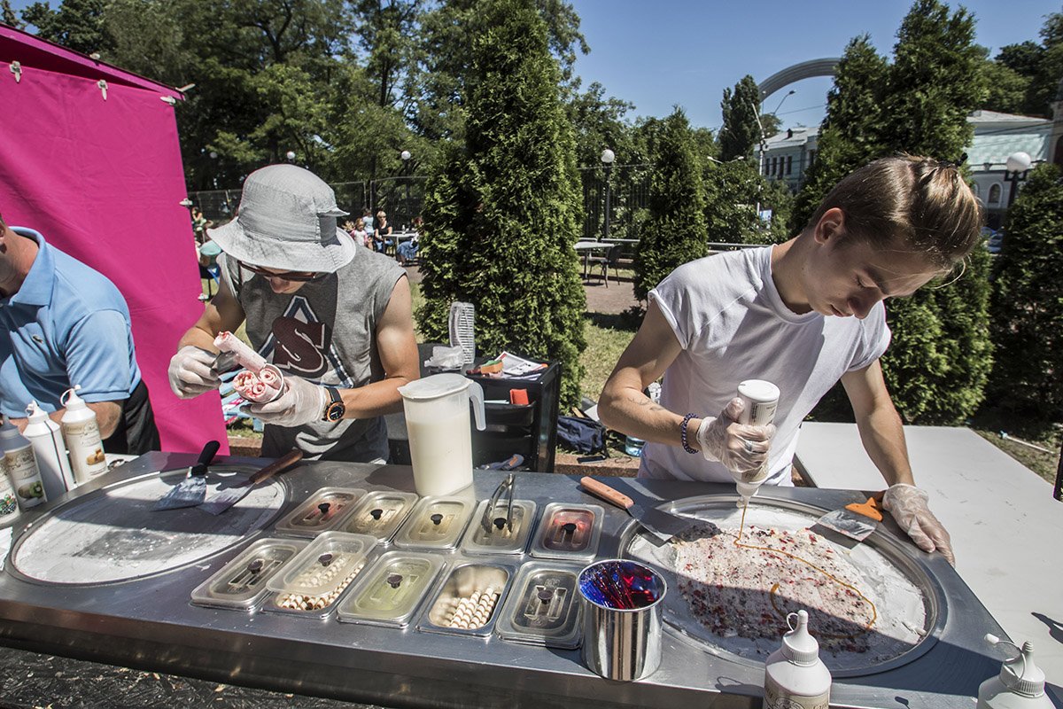 Зато на следующий день, 27 числа, тут собралось немало желающих полакомиться