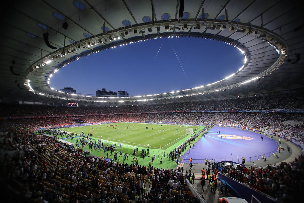 Стадион заполняется фанатами и наполняется их энергией